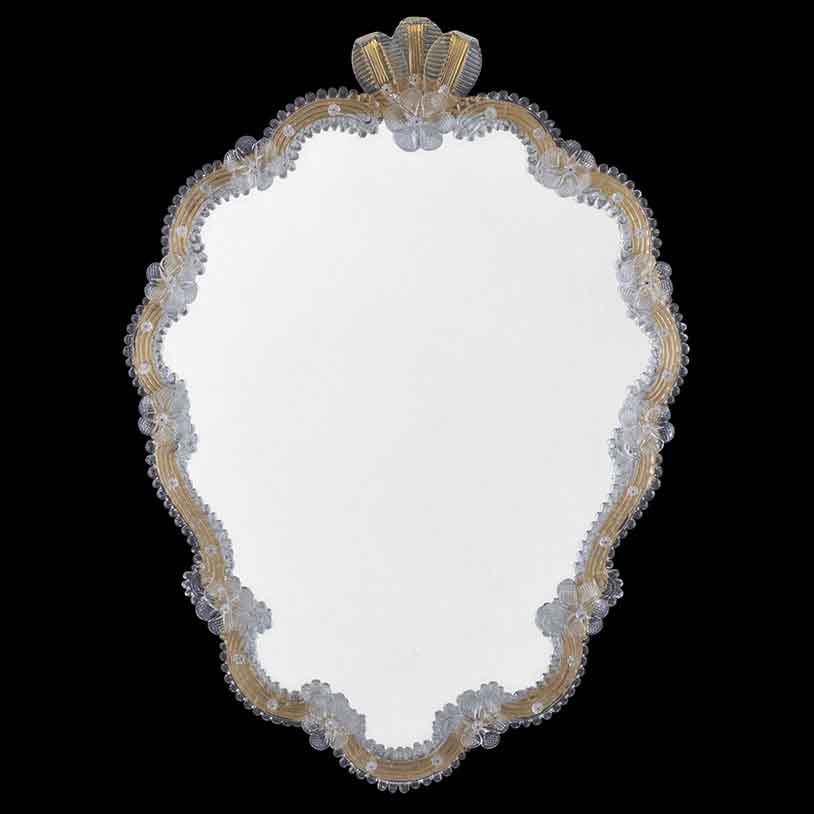 specchio veneziano da parete con ricci e fiori di vetro in colore cristallo, foglie in vetro di murano di colore cristallo-oro su fondo oro
