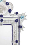 Load image into Gallery viewer, angolo di specchio classico veneziano con fasce incise a mano e fiori doppi in pasta, ricci, canne, foglie, fiori e in vetro di murano di colore cristallo e blu su fondo argento.
