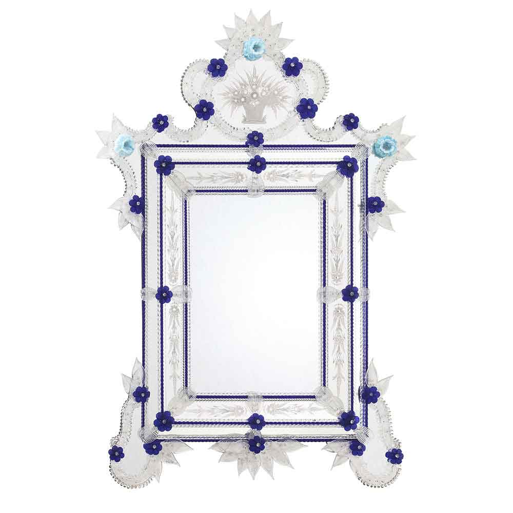 specchio classico veneziano con fasce incise a mano e fiori doppi in pasta, ricci, canne, foglie, fiori e in vetro di murano di colore cristallo e blu su fondo argento.