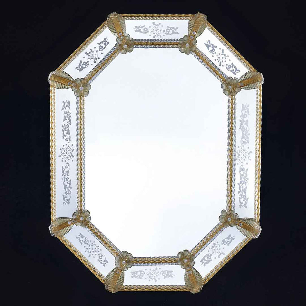 specchio veneziano ottagonale con fasce laterali in vetro specchiato e inciso a mano, canne, foglie, fiori in vetro di murano di colore cristallo e paglierino su fondo oro