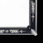 Load image into Gallery viewer, angolo di specchio veneziano con fasce laterali incise a mano su vetro nero specchiato e canne, foglie e fiori in vetro di murano di colore cristallo e nero su fondo argento
