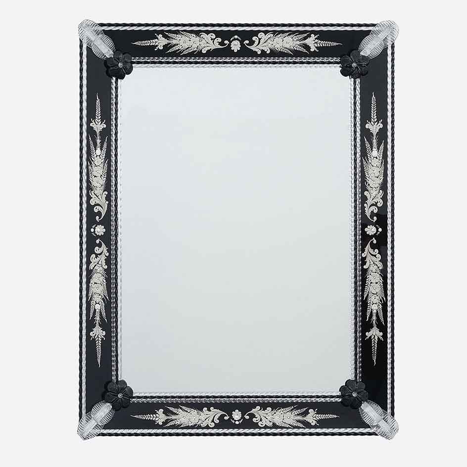 specchio veneziano rettangolare con fasce laterali incise a mano su vetro nero specchiato e canne, foglie e fiori in vetro di murano di colore cristallo e nero su fondo argento