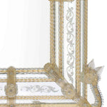Load image into Gallery viewer, angolo di specchio veneziano in stile classico con fasce incise a mano e ricci, canne, coppi, foglie, fiori e fiori doppi in vetro di murano di colore cristallo-oro su fondo oro
