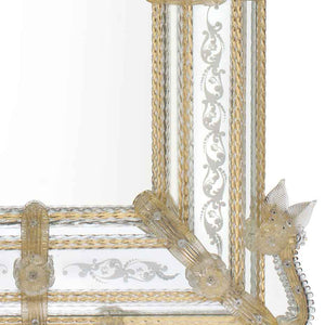 angolo di specchio veneziano in stile classico con fasce incise a mano e ricci, canne, coppi, foglie, fiori e fiori doppi in vetro di murano di colore cristallo-oro su fondo oro