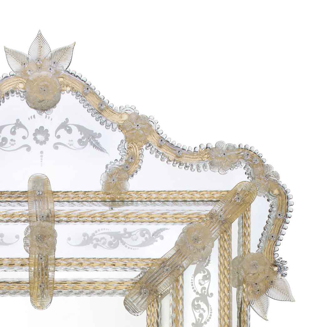 testa di specchio veneziano in stile classico con fasce incise a mano e ricci, canne, coppi, foglie, fiori e fiori doppi in vetro di murano di colore cristallo-oro su fondo oro