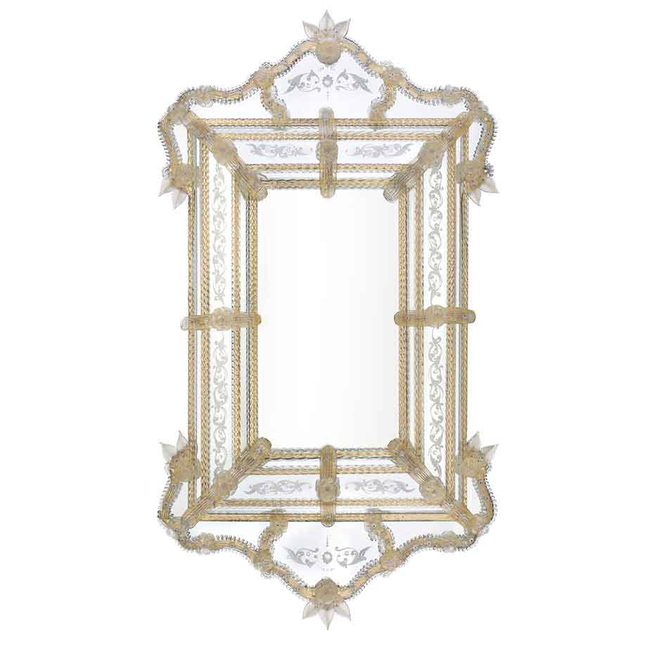 specchio veneziano in stile classico con fasce incise a mano e ricci, canne, coppi, foglie, fiori e fiori doppi in vetro di murano di colore cristallo-oro su fondo oro