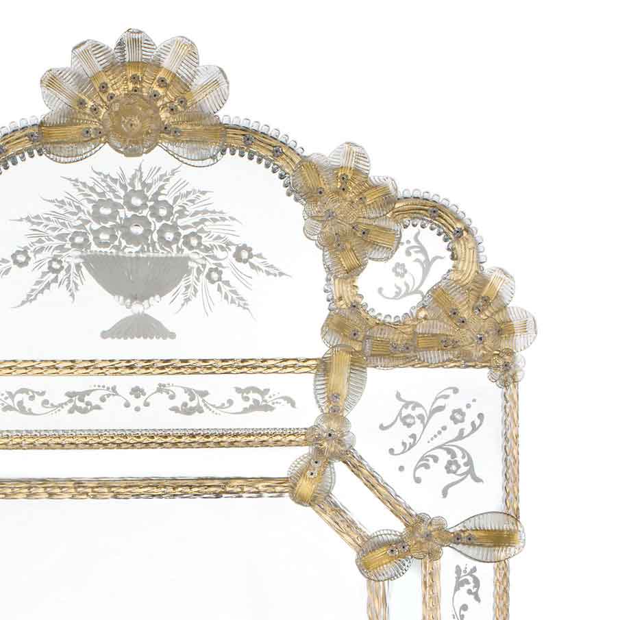specchio veneziano in stile classico con fasce incise a mano e ricci, canne, foglie, fiori e fiori doppi in vetro di murano di colore cristallo-oro su fondo orotesta di