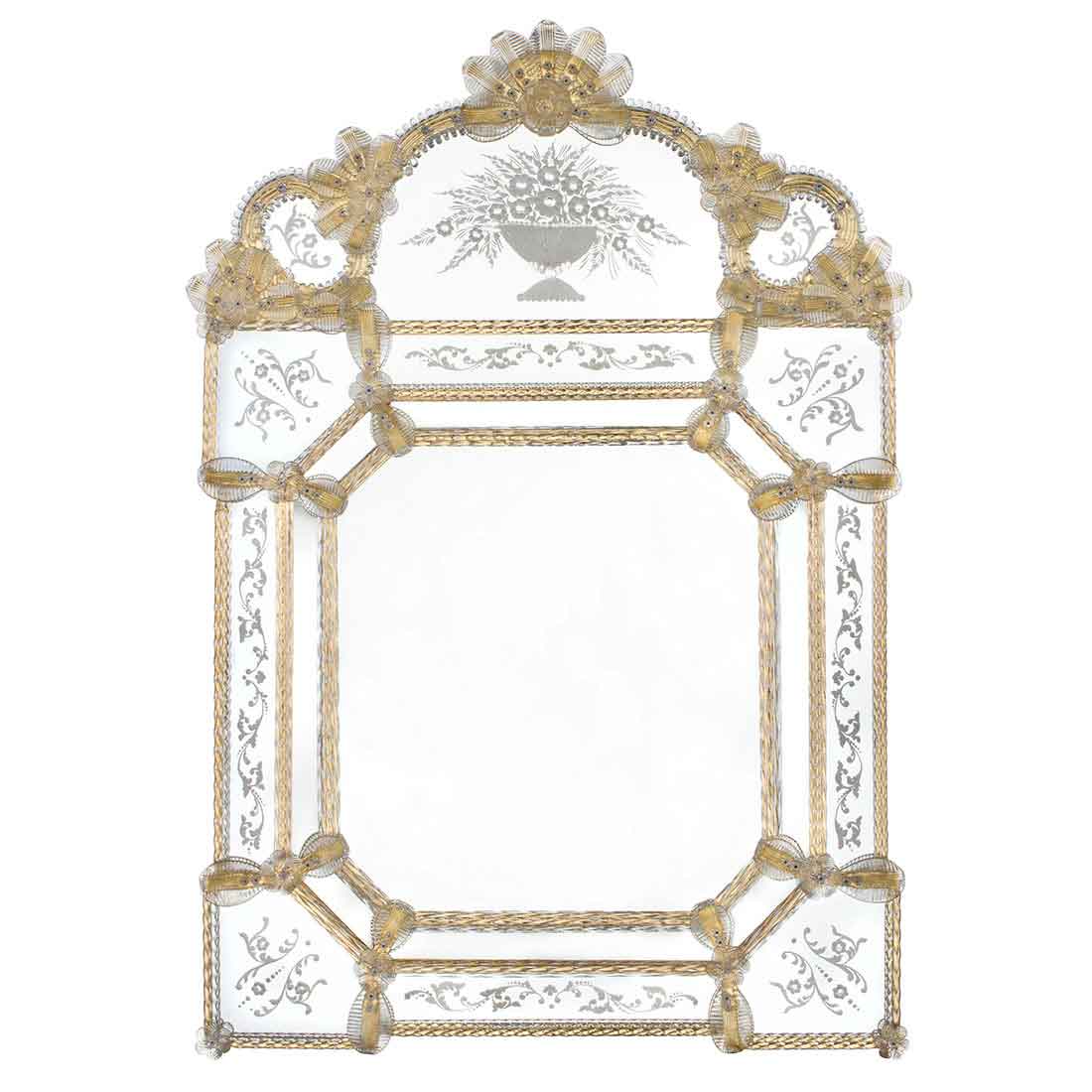 specchio veneziano in stile classico con fasce incise a mano e ricci, canne, foglie, fiori e fiori doppi in vetro di murano di colore cristallo-oro su fondo oro