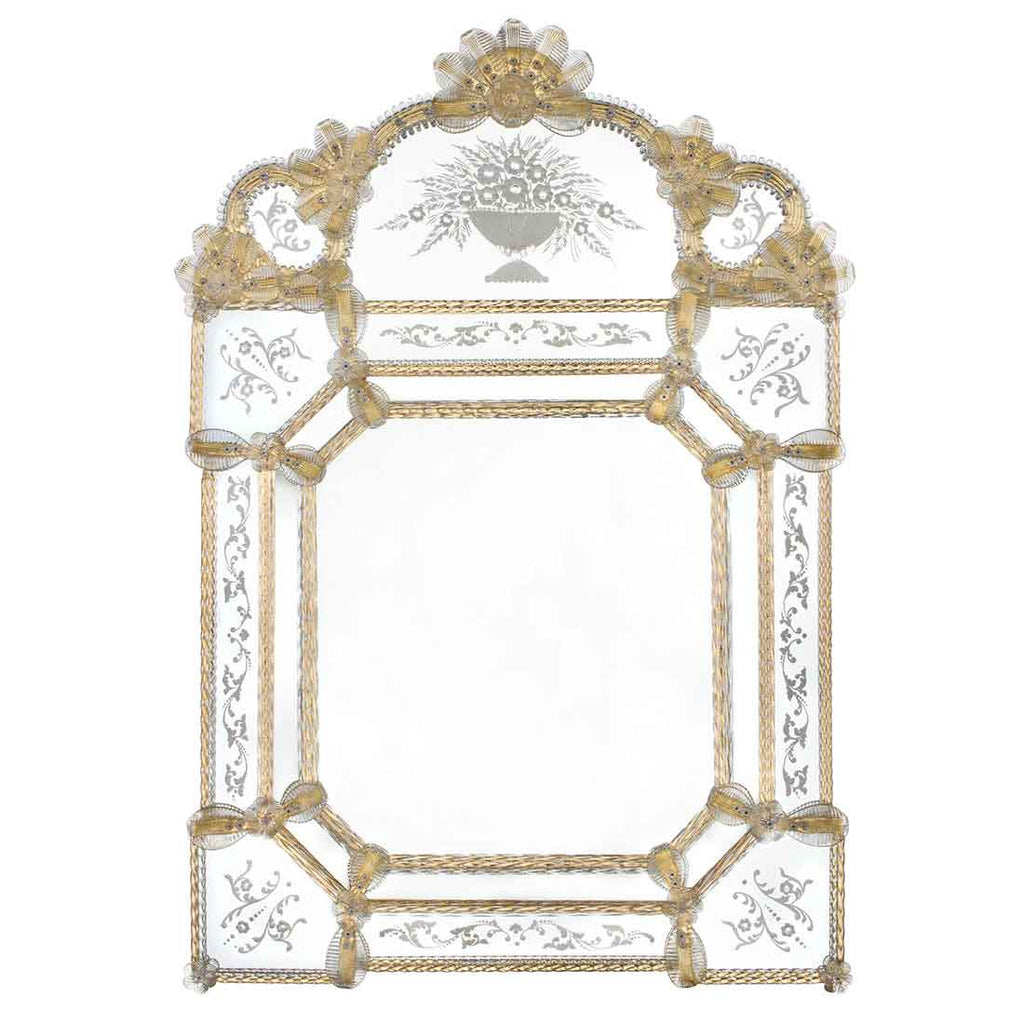 specchio veneziano in stile classico con fasce incise a mano e ricci, canne, foglie, fiori e fiori doppi in vetro di murano di colore cristallo-oro su fondo oro