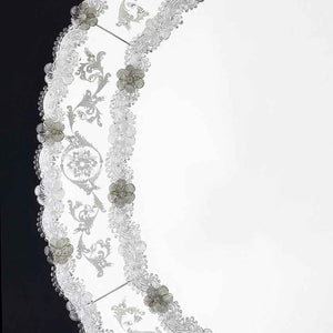 fascia incisa a mano di specchio veneziano circolare con ricci e fiori in vetro di murano di colore cristallo e grigio su fondo argento