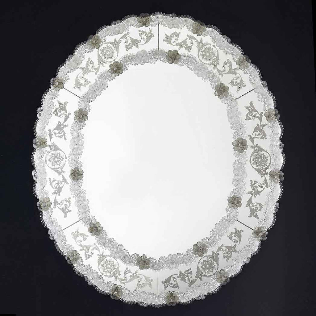 specchio veneziano circolare con fasce incise a mano e ricci e fiori in vetro di murano di colore cristallo e grigio su fondo argento