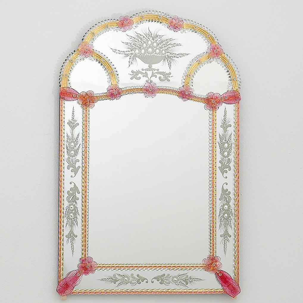 specchio veneziano classico da parete con ricci, canne foglie e fiori in vetro di murano di colore cristallo e rosa su fondo oro.