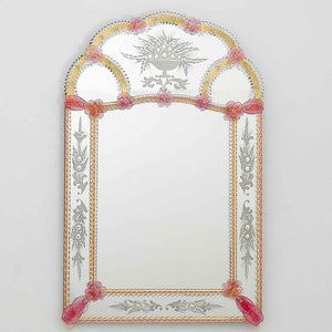 specchio veneziano classico da parete con ricci, canne foglie e fiori in vetro di murano di colore cristallo e rosa su fondo oro.