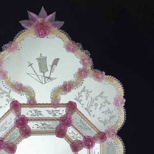 testa di specchio veneziano in stile classico con fasce incise a mano e ricci, canne, foglie e fiori in vetro di murano di colore rosa e oro su fondo oro