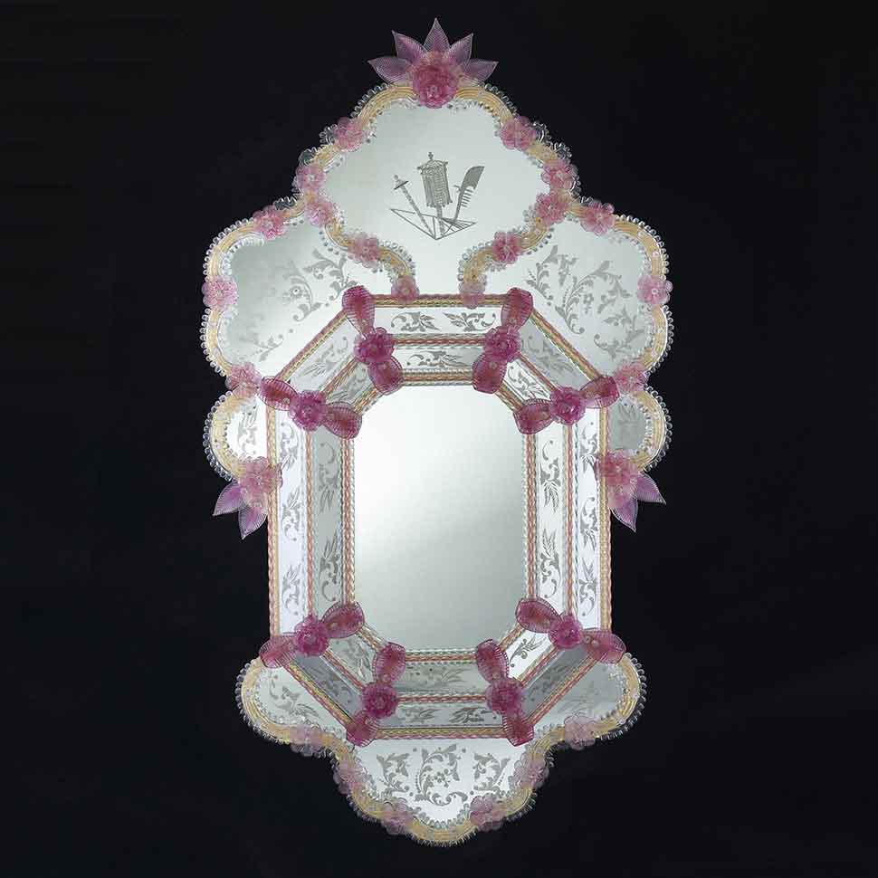 specchio veneziano in stile classico con fasce incise a mano e  ricci, canne, foglie e fiori in vetro di murano di colore rosa e oro su fondo oro