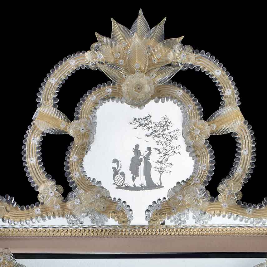 particolare decorativo di specchio classico veneziano con dama e cavaliere incisi a mano, ricci, canne, foglie, fiori e fiori doppi in vetro di murano di colore cristallo-oro su fondo oro