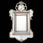 Load image into Gallery viewer, specchio classico veneziano con fasce di vetro incise a mano, ricci, canne, foglie, fiori e fiori doppi in vetro di murano di colore cristallo-oro su fondo oro
