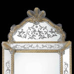 Load image into Gallery viewer, testa di specchio veneziano classico con fasce incise a mano e canne e fiori in vetro di murano di colore cristallo-oro su fondo oro
