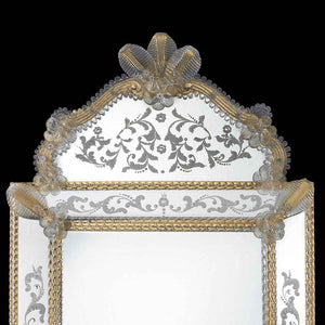 testa di specchio veneziano classico con fasce incise a mano e canne e fiori in vetro di murano di colore cristallo-oro su fondo oro