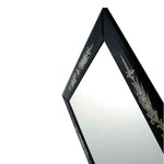 Load image into Gallery viewer, angolatura di specchio veneziano rettangolare dal design moderno con fasce laterali incise a mano su fondo nero
