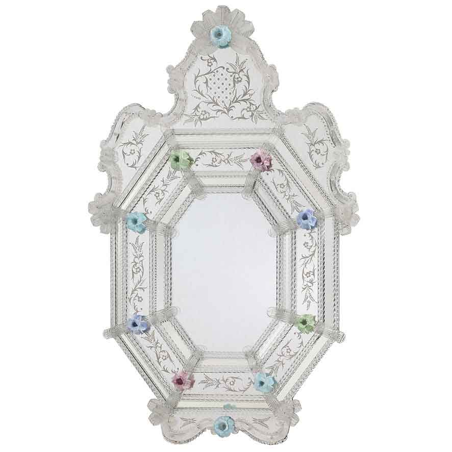 specchio classico veneziano con fasce incise a mano e  fiori doppi in pasta e ricci, canne, coppi, foglie e fiori in vetro di murano di colore cristallo su fondo argento