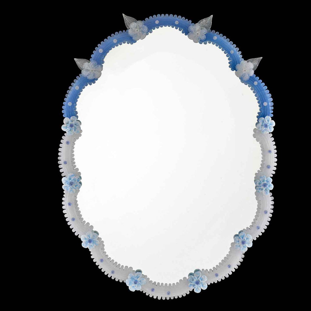 specchio veneziano con fiori, foglie e ricci in vetro di murano di colore bianco e azzurro.
