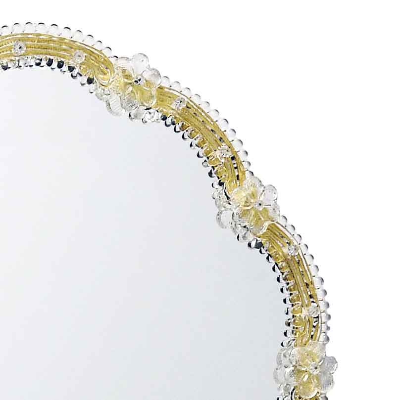 cornice di specchio veneziano composta da ricci e fiori di vetro in vetro di murano di colore cristallo su fondo oro