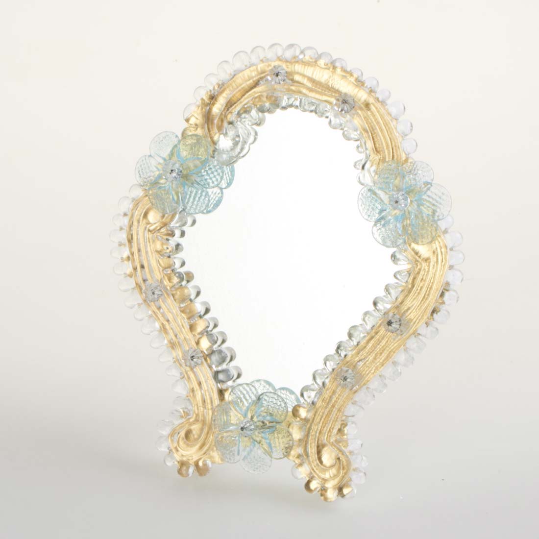 Elegante specchio artigianale da tavolo "Calla" con riflessi Oro e dettagli floreali in Azzurro