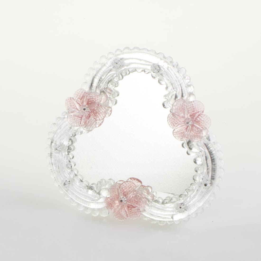 Elegante specchio artigianale da tavolo "Camelia" con riflessi Argento e dettagli floreali di colore rosa