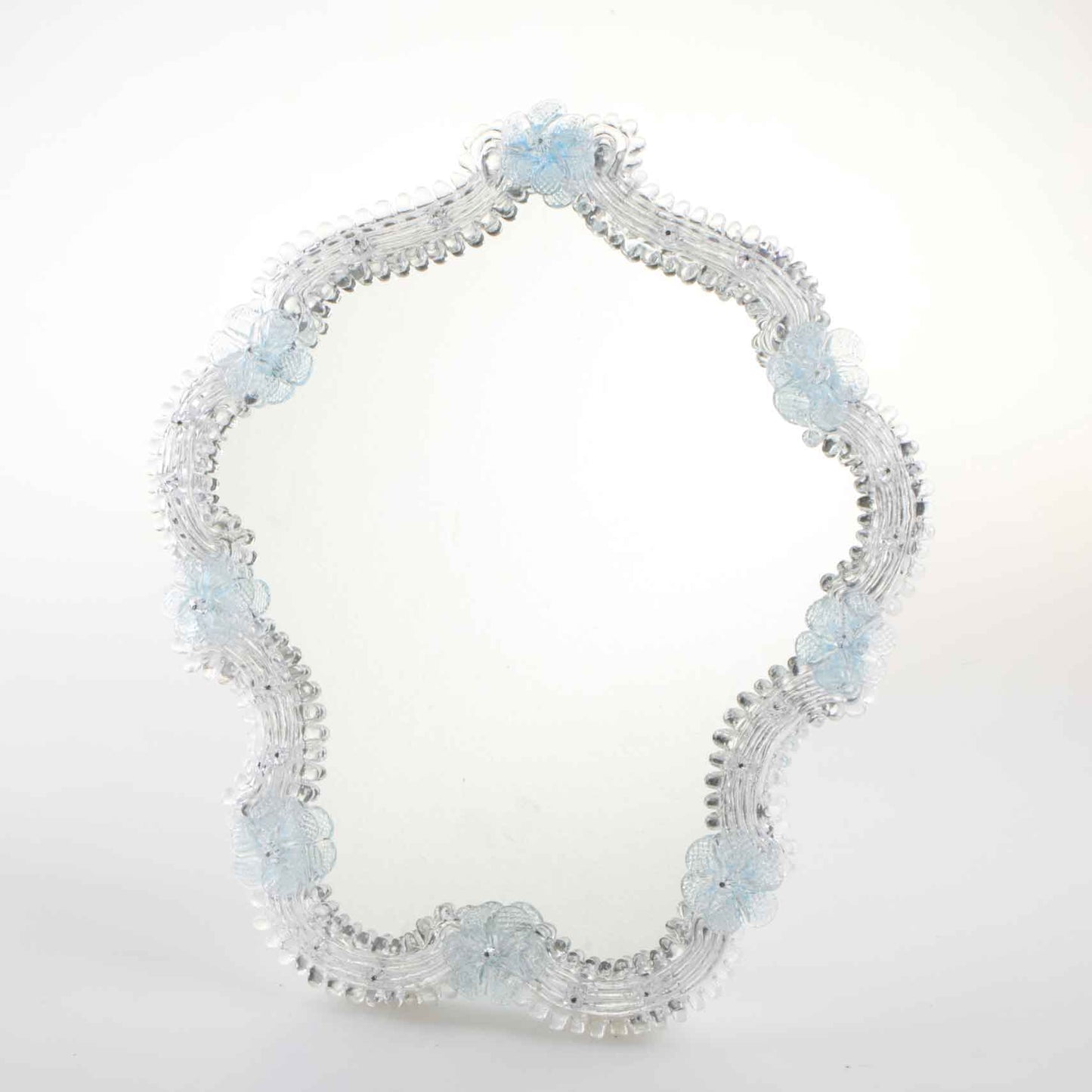 Elegante specchio artigianale da tavolo "Loto" con riflessi Argento e dettagli floreali di colore azzurro