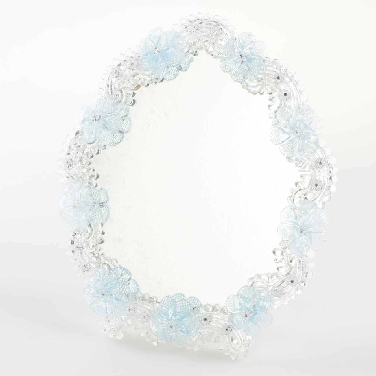 Elegante specchio artigianale da tavolo "Narciso" con riflessi Argento e dettagli floreali di colore azzurro