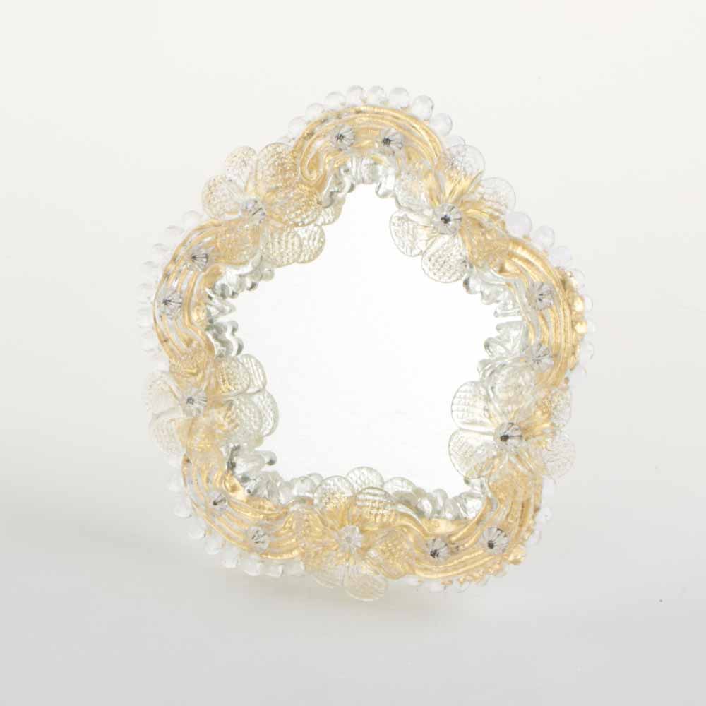 Piccolo specchio artigianale da tavolo "Peonia" con riflessi Oro e dettagli floreali in Cristallo