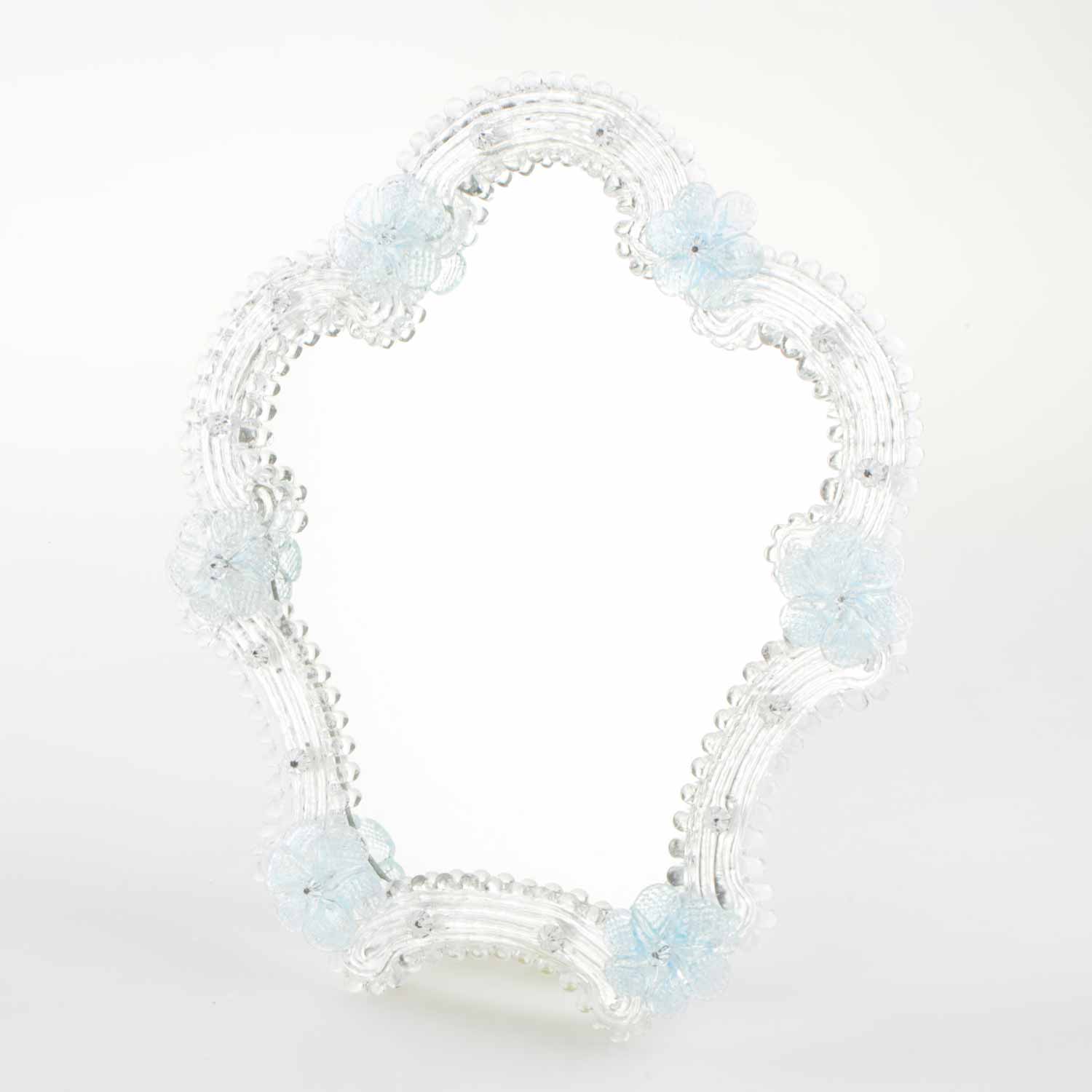 Elegante specchio artigianale da tavolo "Petunia" con riflessi Argento e dettagli floreali di colore azzurro