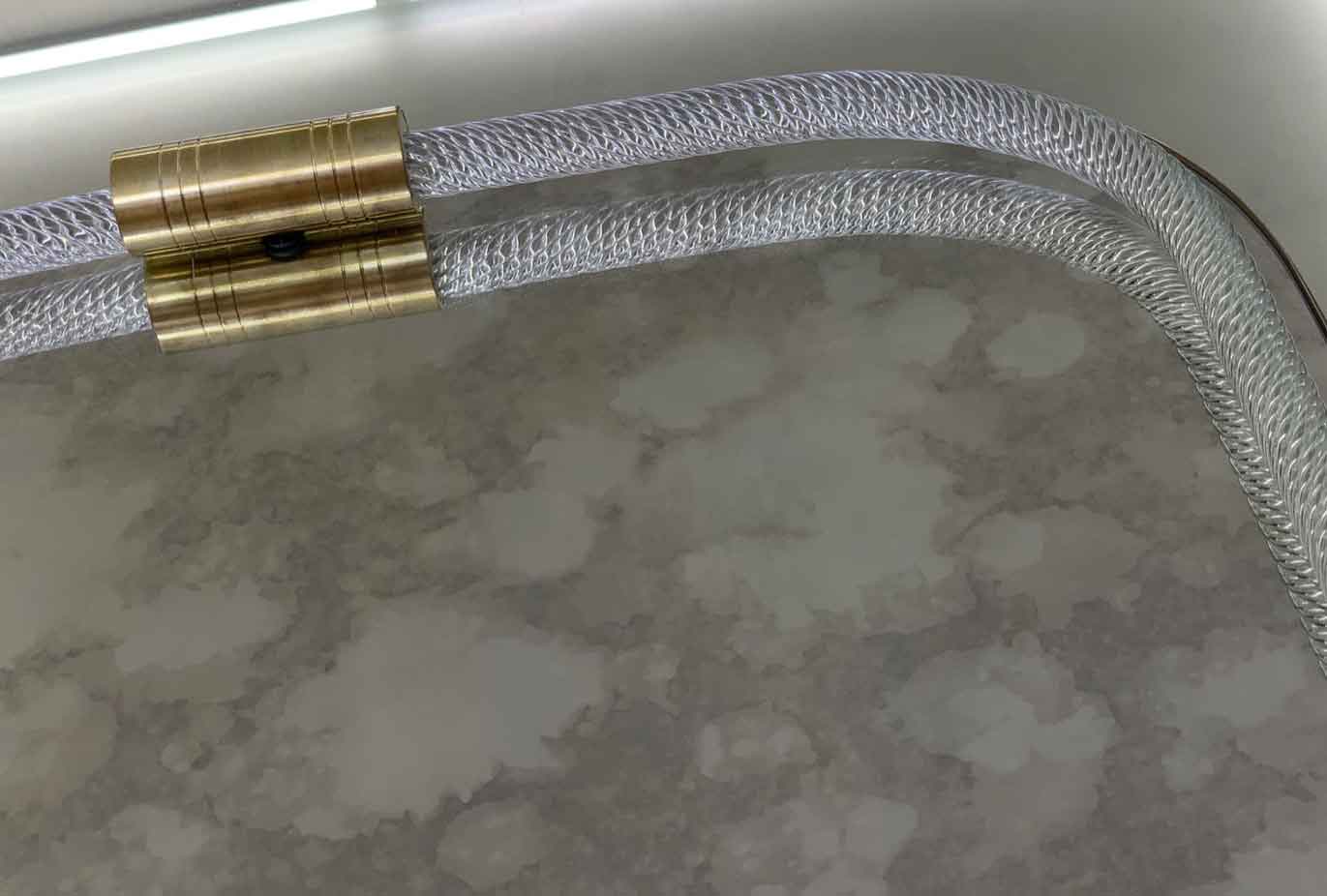 particolare della boccola in ottone naturale e corda torciglione in vetro di Murano