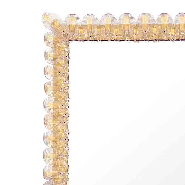 angolo di specchio veneziano con cornice composta da foglie decorata a mano in vetro di murano di colore cristallo-oro su fondo oro