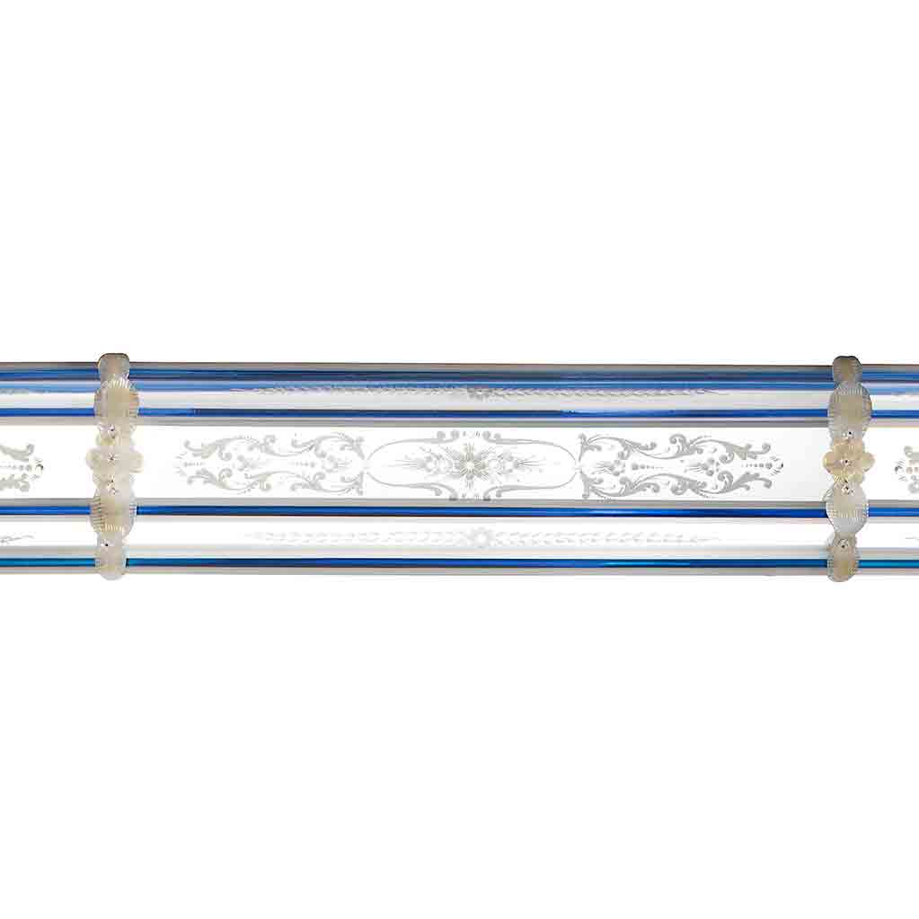 fascia laterale di specchio veneziano incisa a mano e ornata con canne blu/cristallo, fiori e foglie cristallo/oro lavorati a mano in vetro di murano 
