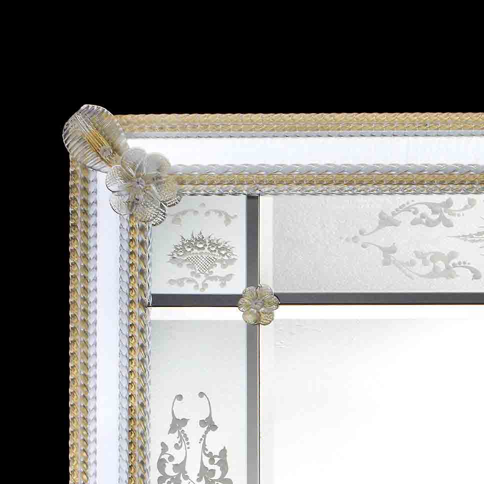 angolo di specchio veneziano rettangolare con fasce incise a mano e fiori, foglie e canne lavorate in vetro di murano di colore oro/cristallo su fondo argento