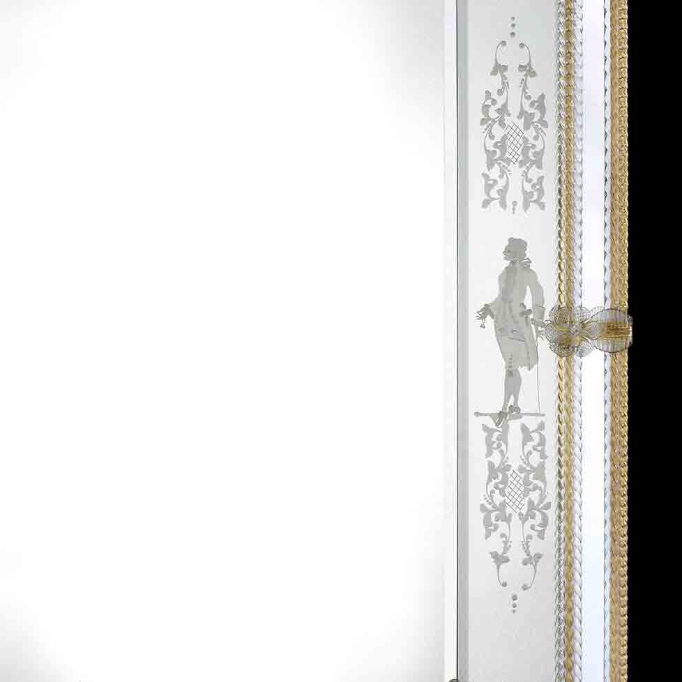 fascia di specchio veneziano incisa a mano con dama e cavaliere sui due lati e ornata con canne, fiori e foglie in vetro di murano di colore oro/cristallo su fondo argento