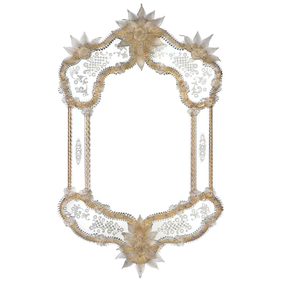 specchio veneziano in stile classico con fasce incise a mano e ricci, canne, foglie, fiori e fiori doppi lavorati a mano in vetro di murano di colore cristallo-oro su fondo oro.