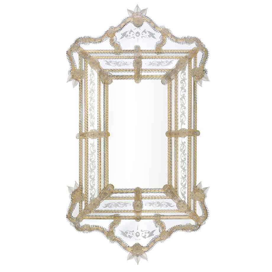 specchio veneziano in stile classico con fasce incise a mano e ricci, canne, coppi, foglie, fiori e fiori doppi in vetro di murano di colore cristallo-oro su fondo oro
