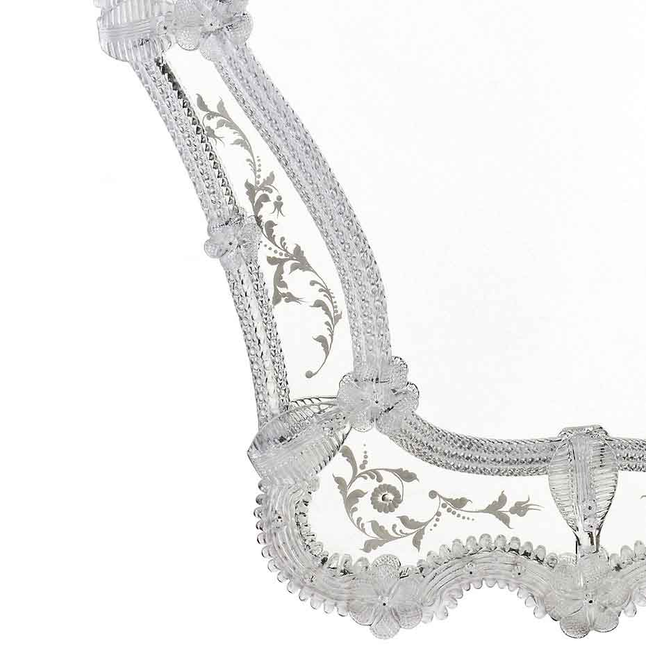 angolo di specchio veneziano classico con fasce incise a mano e ricci, canne, foglie, fiori e fiori doppi in vetro di murano di colore cristallo su fondo argento.