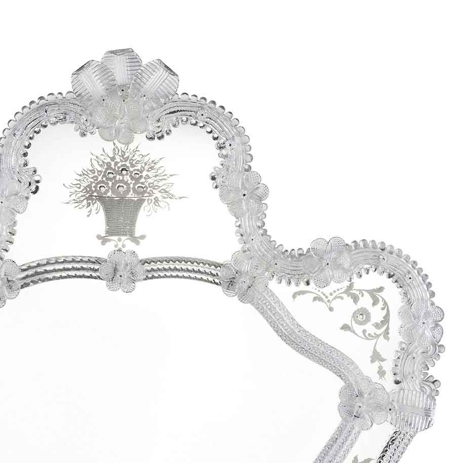 testa di specchio veneziano classico con fasce incise a mano e ricci, canne, foglie, fiori e fiori doppi in vetro di murano di colore cristallo su fondo argento.