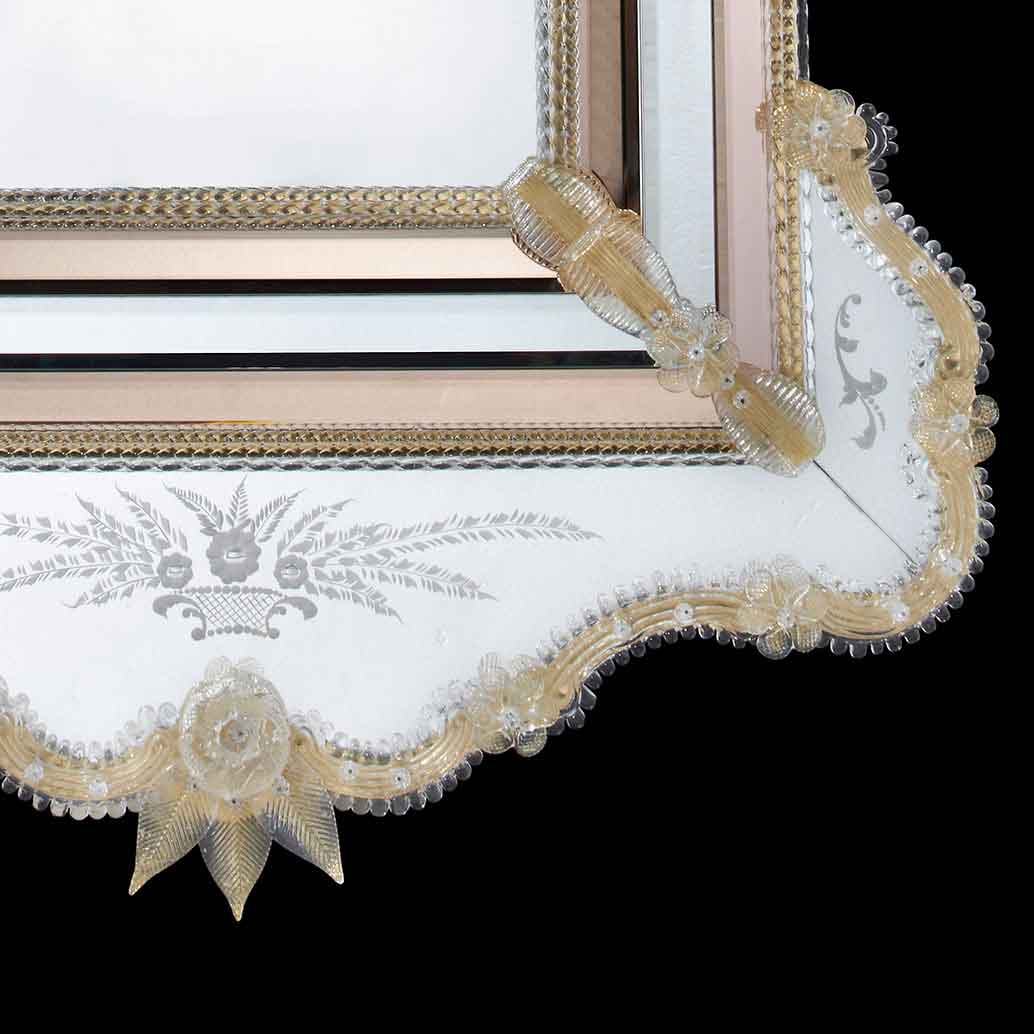 angolo di specchio classico veneziano con fasce di vetro incise a mano, ricci, canne, foglie, fiori e fiori doppi in vetro di murano di colore cristallo-oro su fondo oro