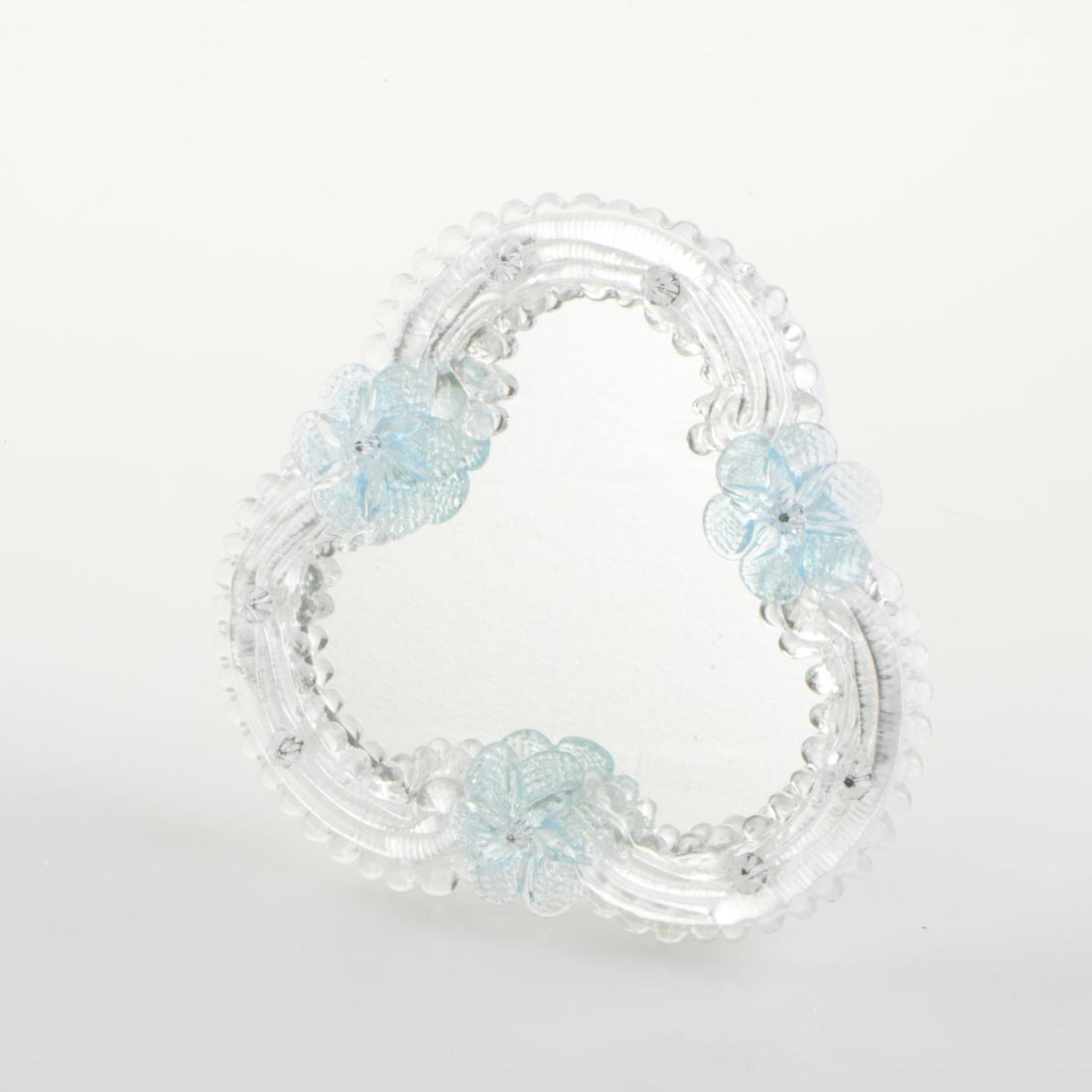 Piccolo specchio artigianale da tavolo "Camelia" con riflessi Argento e dettagli floreali di colore azzurro